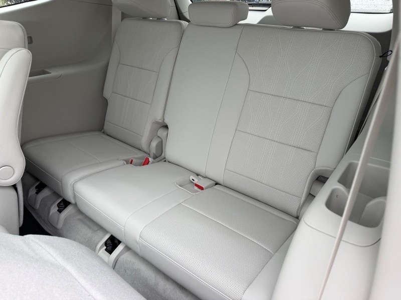 Buick Enclave Vehicle Full-screen Gallery Image 8