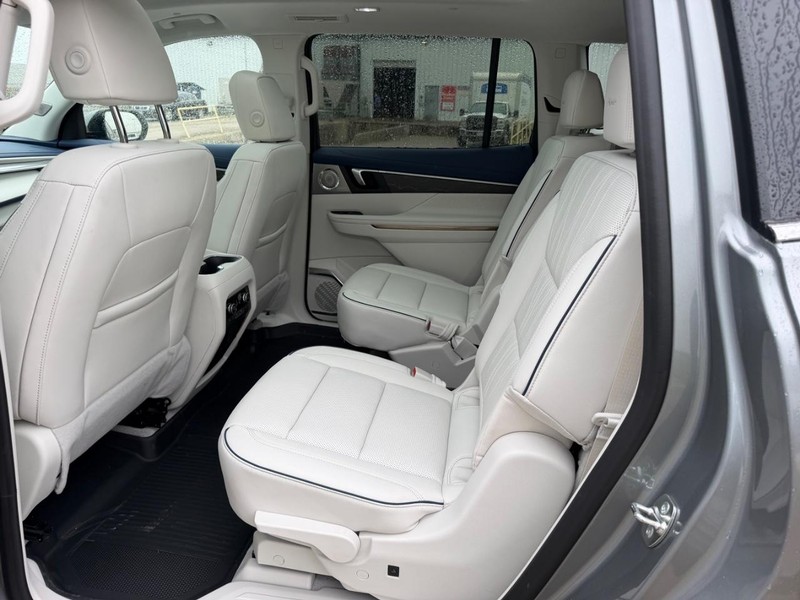 Buick Enclave Vehicle Full-screen Gallery Image 9