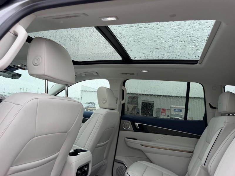 Buick Enclave Vehicle Full-screen Gallery Image 10