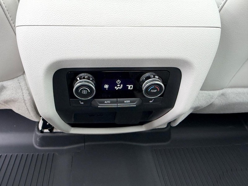 Buick Enclave Vehicle Full-screen Gallery Image 11