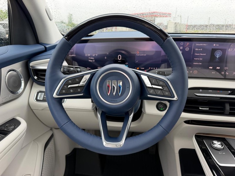 Buick Enclave Vehicle Full-screen Gallery Image 12