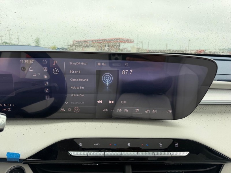Buick Enclave Vehicle Full-screen Gallery Image 17