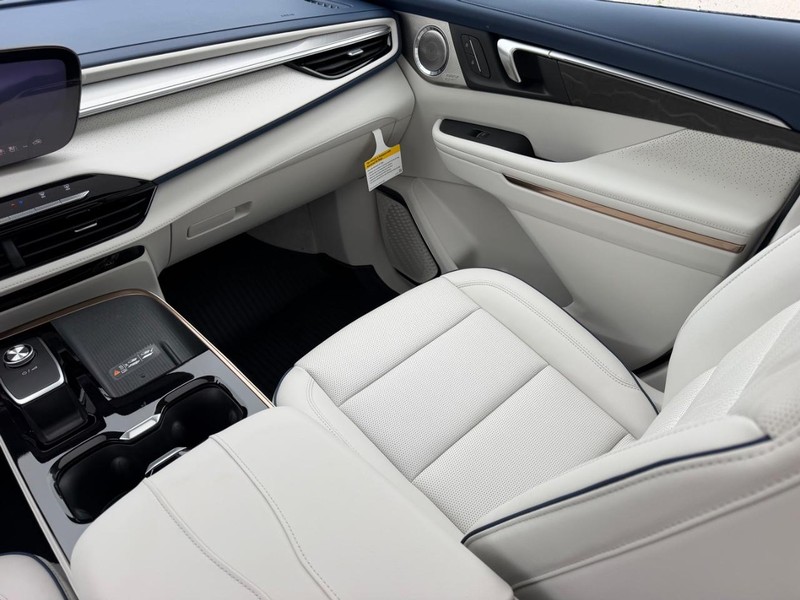 Buick Enclave Vehicle Full-screen Gallery Image 18