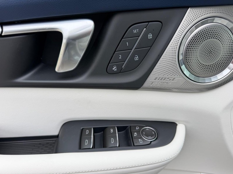Buick Enclave Vehicle Full-screen Gallery Image 19