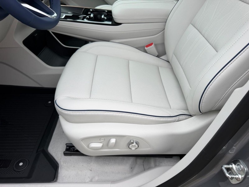 Buick Enclave Vehicle Full-screen Gallery Image 20