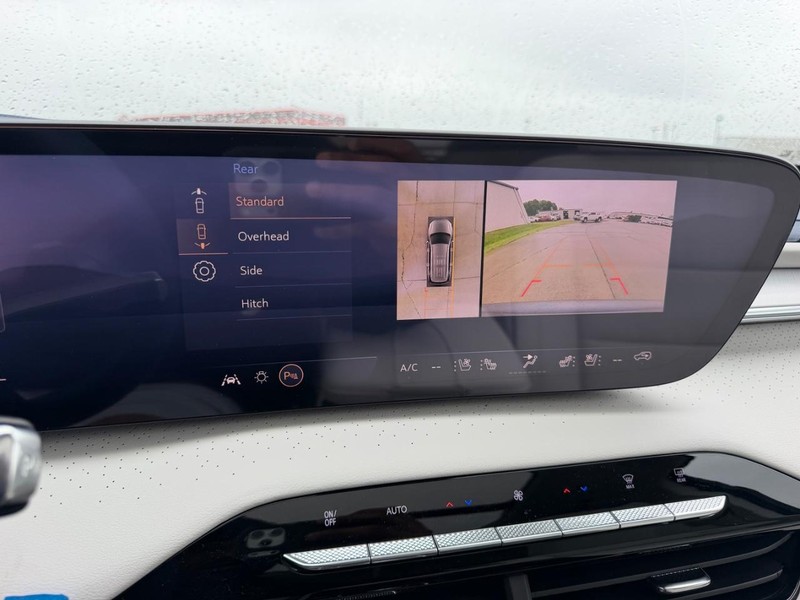 Buick Enclave Vehicle Full-screen Gallery Image 22