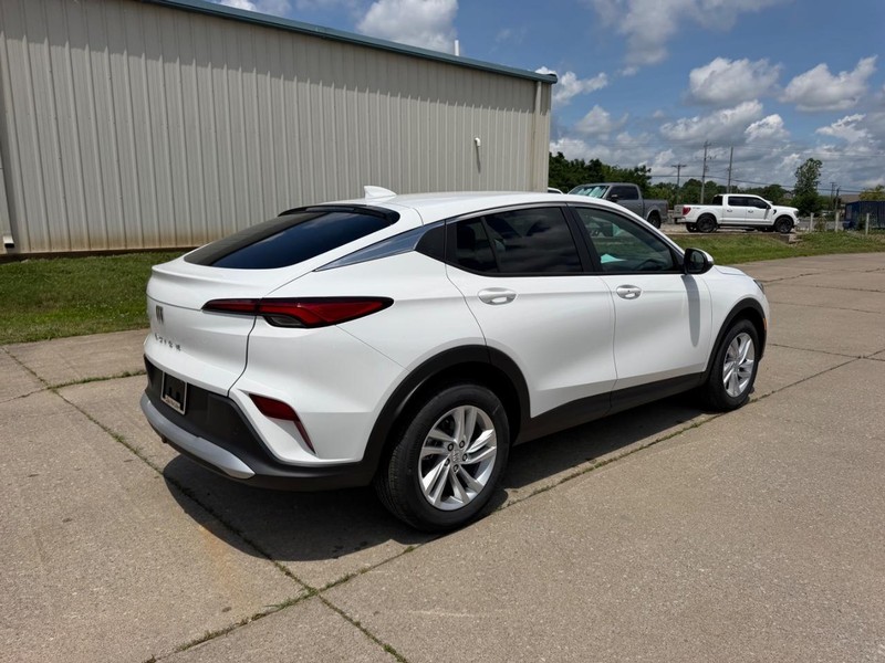 Buick Envista Vehicle Full-screen Gallery Image 3
