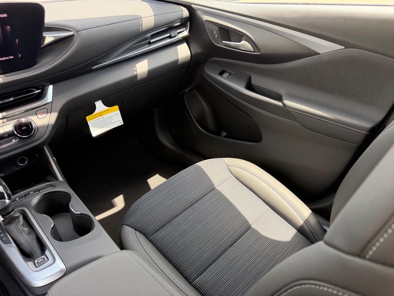 Buick Envista Vehicle Full-screen Gallery Image 16