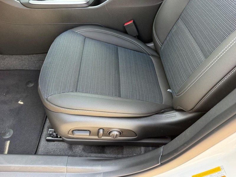 Buick Envista Vehicle Full-screen Gallery Image 18