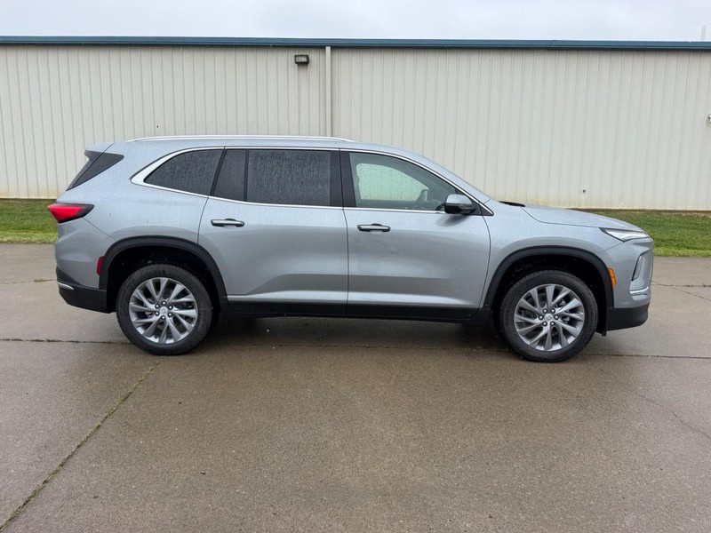 Buick Enclave Vehicle Full-screen Gallery Image 2