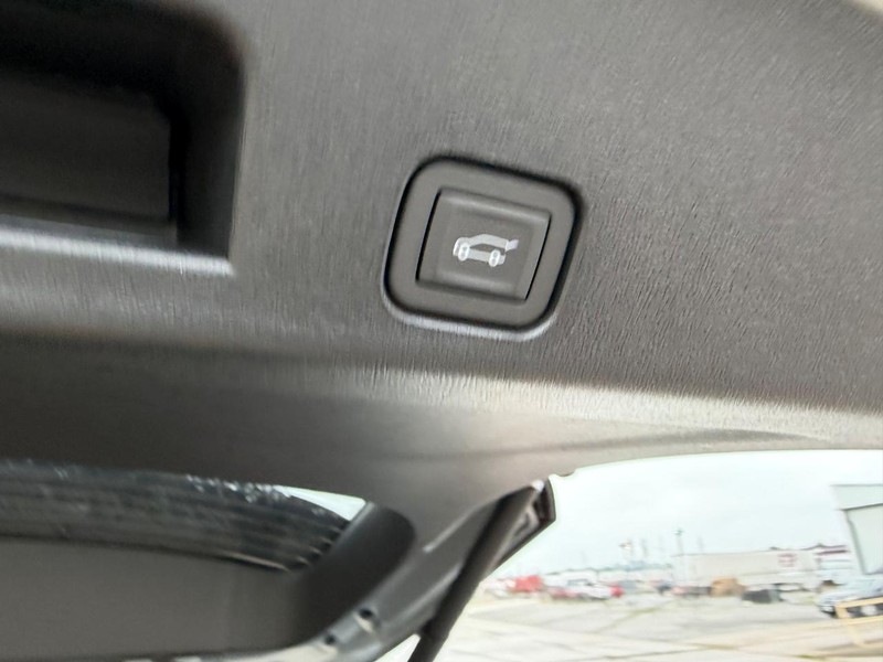 Buick Enclave Vehicle Full-screen Gallery Image 3