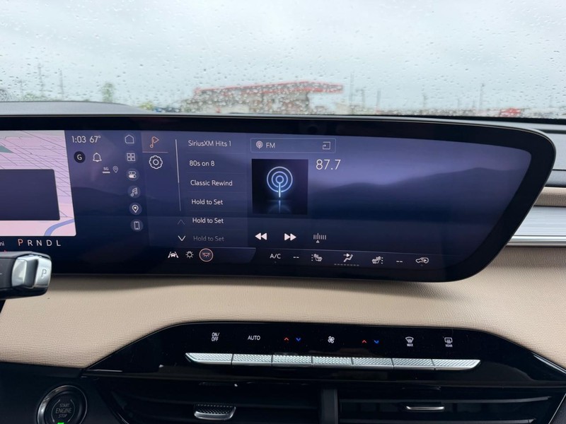 Buick Enclave Vehicle Full-screen Gallery Image 13