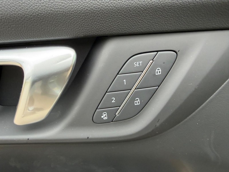 Buick Enclave Vehicle Full-screen Gallery Image 16
