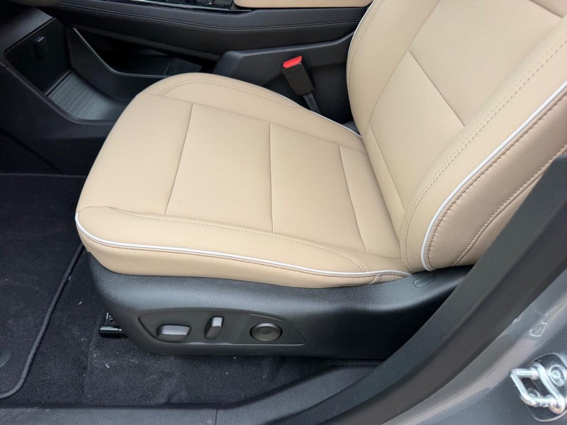 Buick Enclave Vehicle Full-screen Gallery Image 17