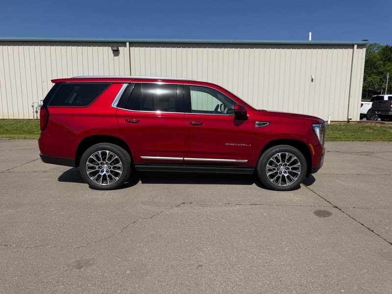 GMC Yukon Vehicle Full-screen Gallery Image 2