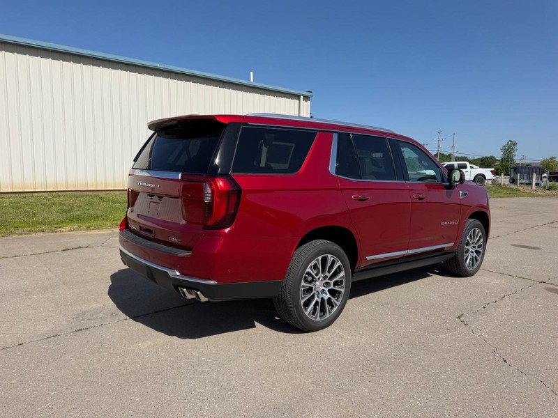 GMC Yukon Vehicle Full-screen Gallery Image 3