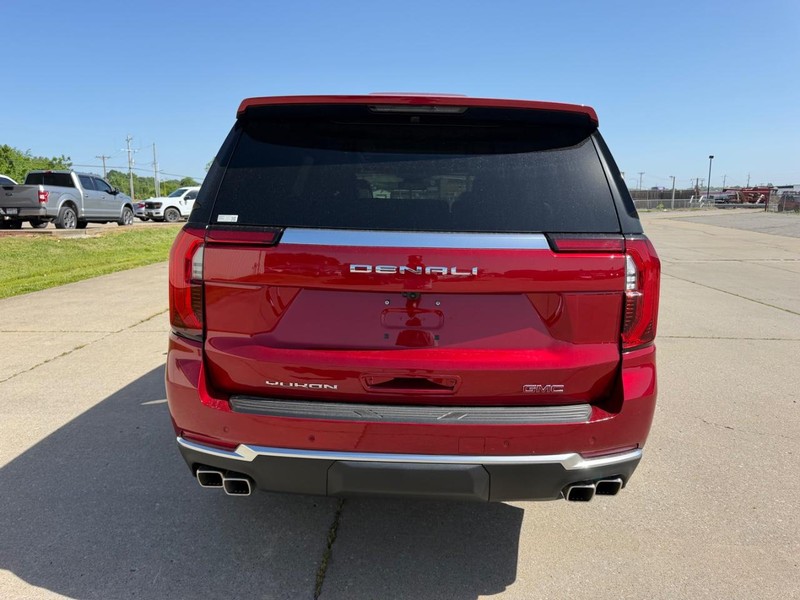 GMC Yukon Vehicle Full-screen Gallery Image 4