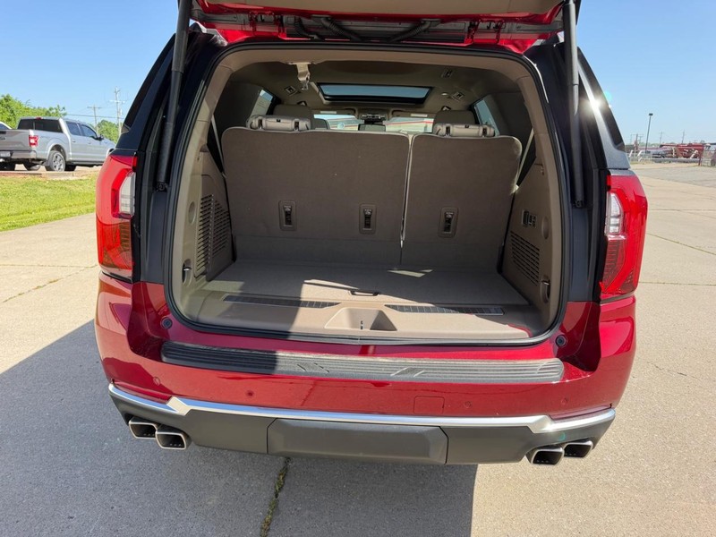 GMC Yukon Vehicle Full-screen Gallery Image 5