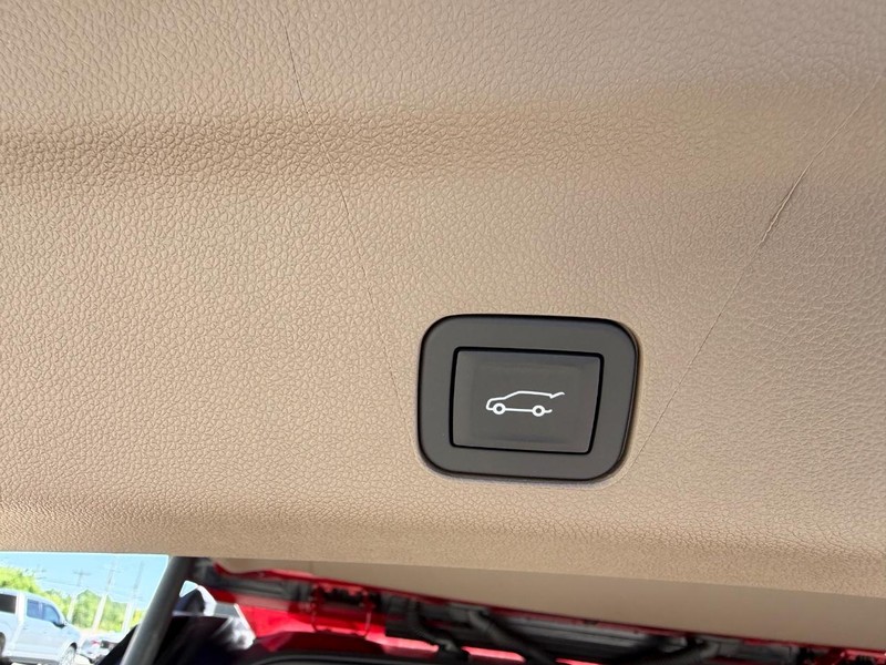 GMC Yukon Vehicle Full-screen Gallery Image 6