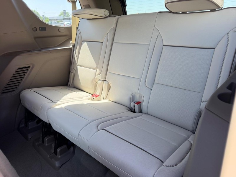 GMC Yukon Vehicle Full-screen Gallery Image 8