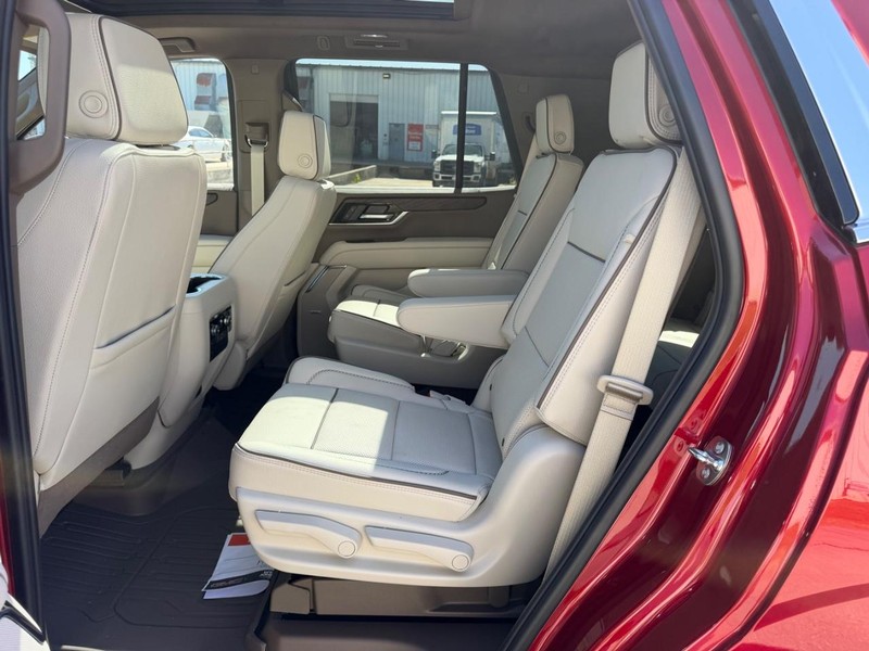 GMC Yukon Vehicle Full-screen Gallery Image 9