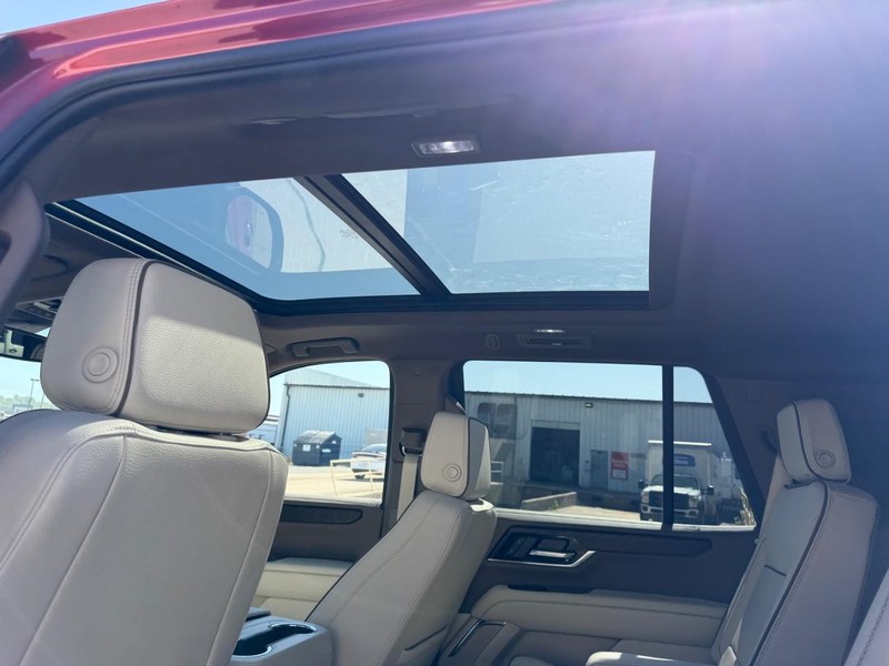 GMC Yukon Vehicle Full-screen Gallery Image 10