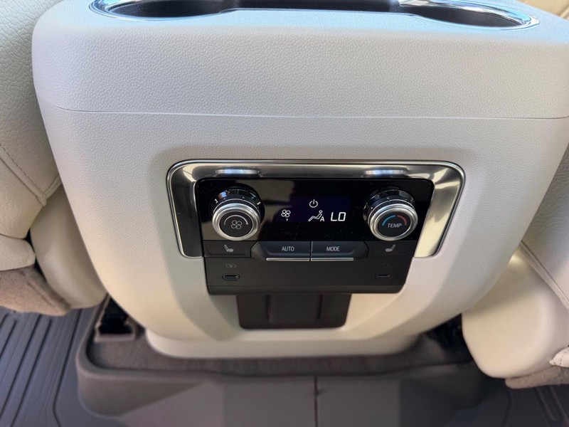 GMC Yukon Vehicle Full-screen Gallery Image 11
