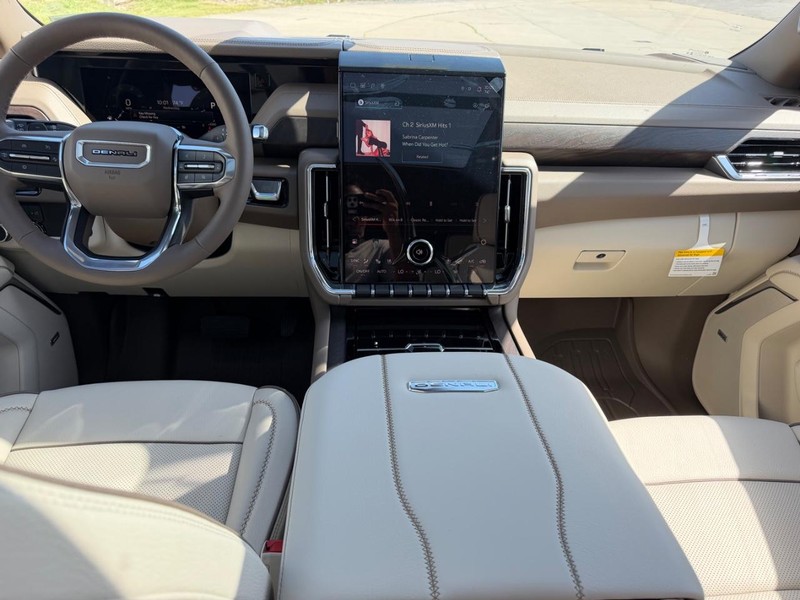 GMC Yukon Vehicle Full-screen Gallery Image 12