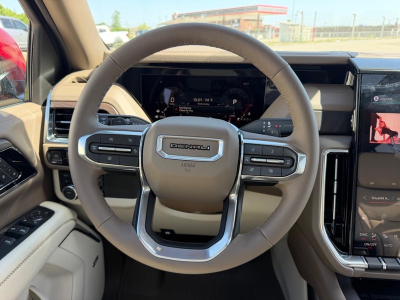 GMC Yukon Vehicle Full-screen Gallery Image 13