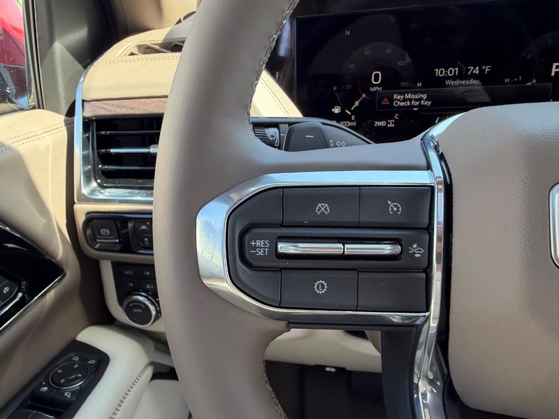 GMC Yukon Vehicle Full-screen Gallery Image 14