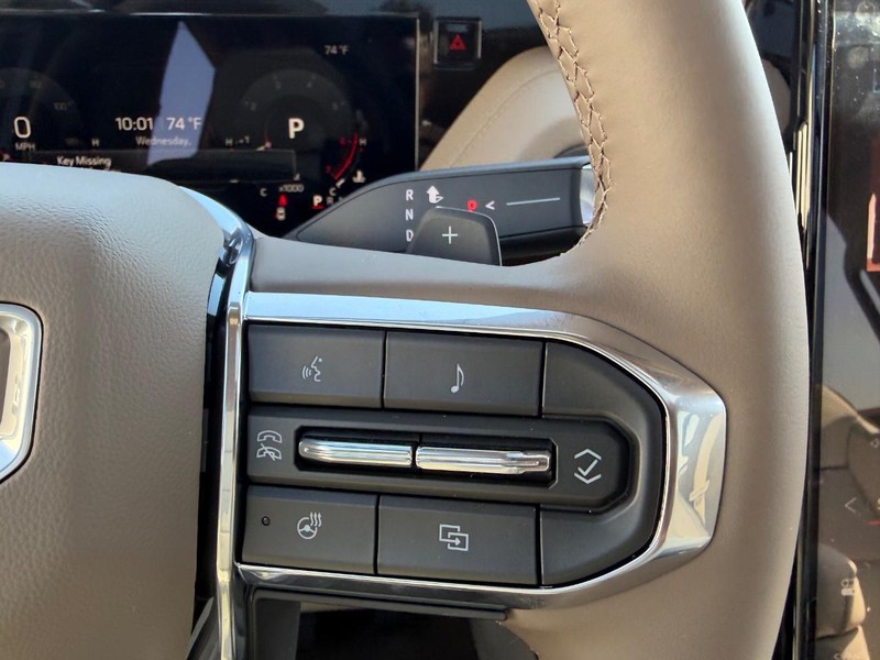 GMC Yukon Vehicle Full-screen Gallery Image 15