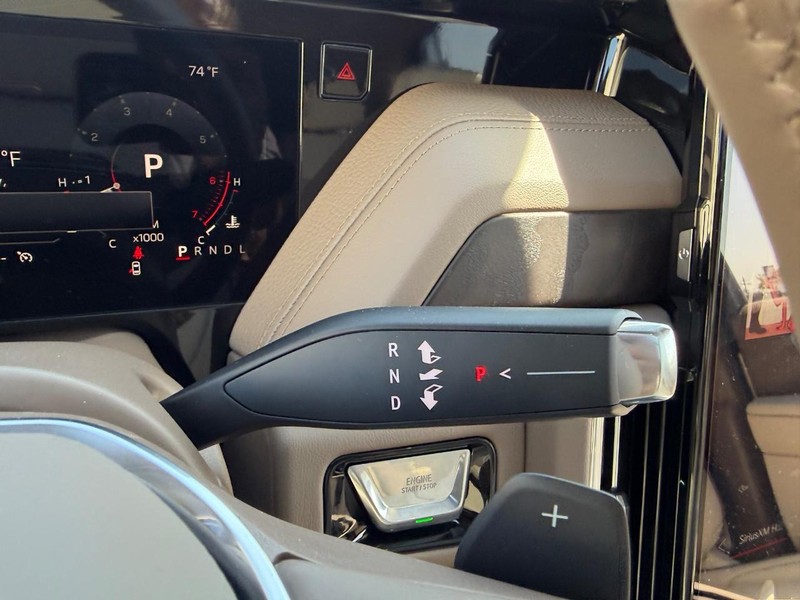 GMC Yukon Vehicle Full-screen Gallery Image 16