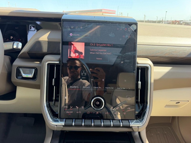 GMC Yukon Vehicle Full-screen Gallery Image 17