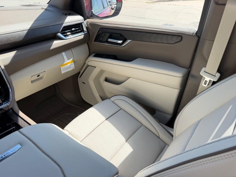 GMC Yukon Vehicle Full-screen Gallery Image 19