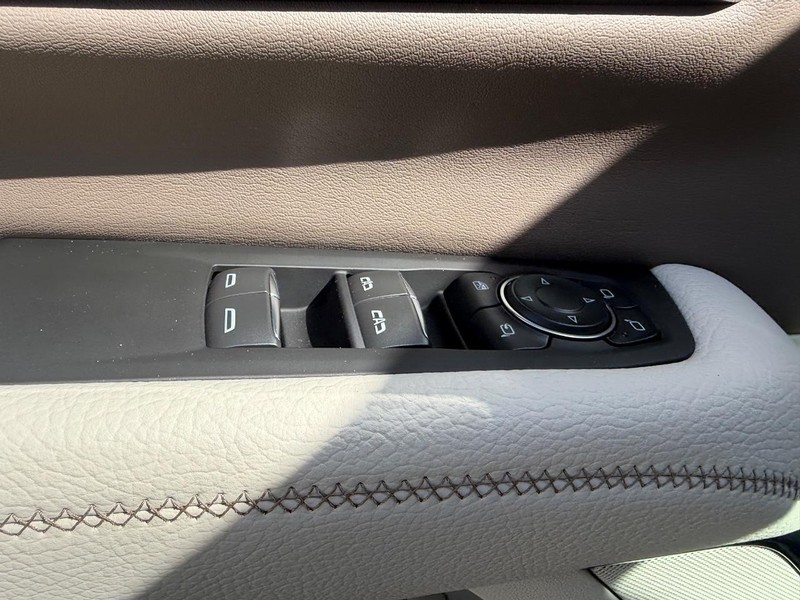 GMC Yukon Vehicle Full-screen Gallery Image 20