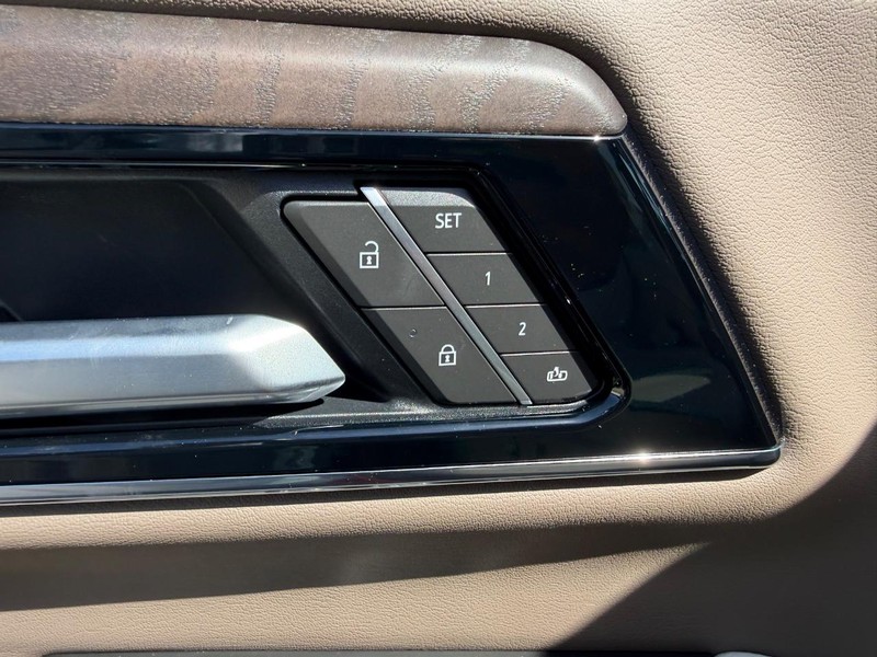GMC Yukon Vehicle Full-screen Gallery Image 21
