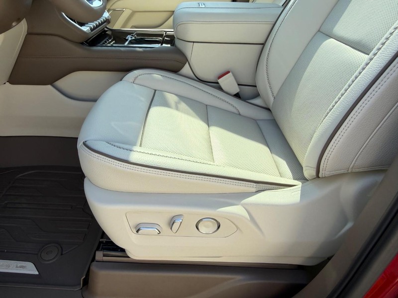 GMC Yukon Vehicle Full-screen Gallery Image 22