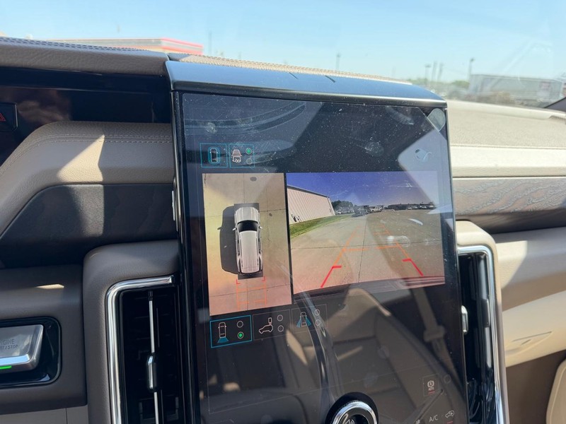 GMC Yukon Vehicle Full-screen Gallery Image 24