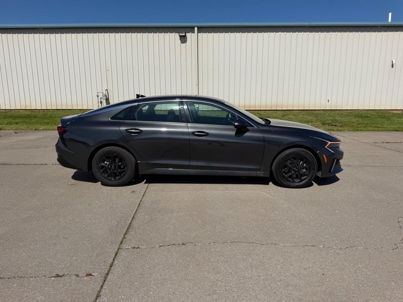 Kia K5 Vehicle Full-screen Gallery Image 2