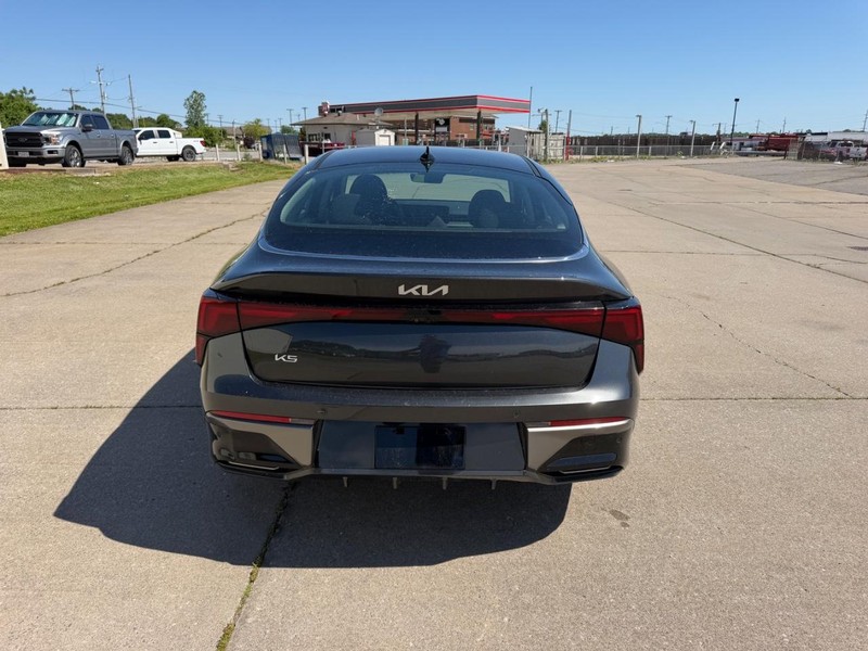 Kia K5 Vehicle Full-screen Gallery Image 4