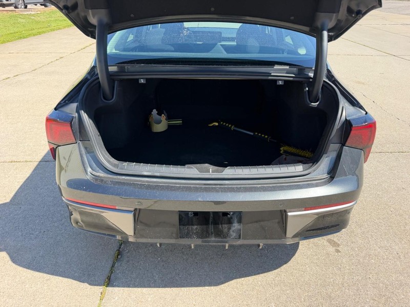 Kia K5 Vehicle Full-screen Gallery Image 5