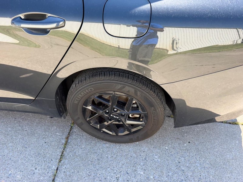 Kia K5 Vehicle Full-screen Gallery Image 6