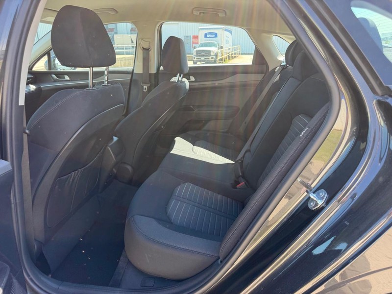 Kia K5 Vehicle Full-screen Gallery Image 7