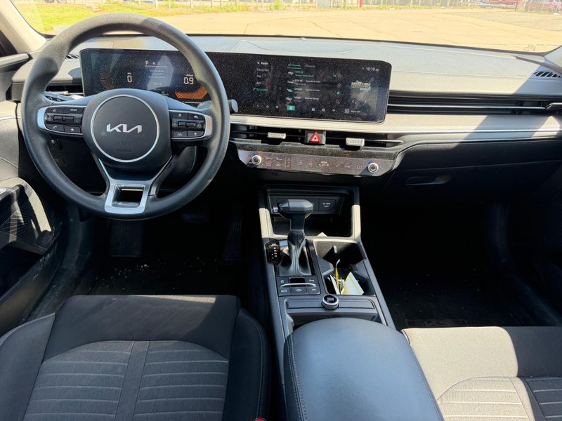 Kia K5 Vehicle Full-screen Gallery Image 8