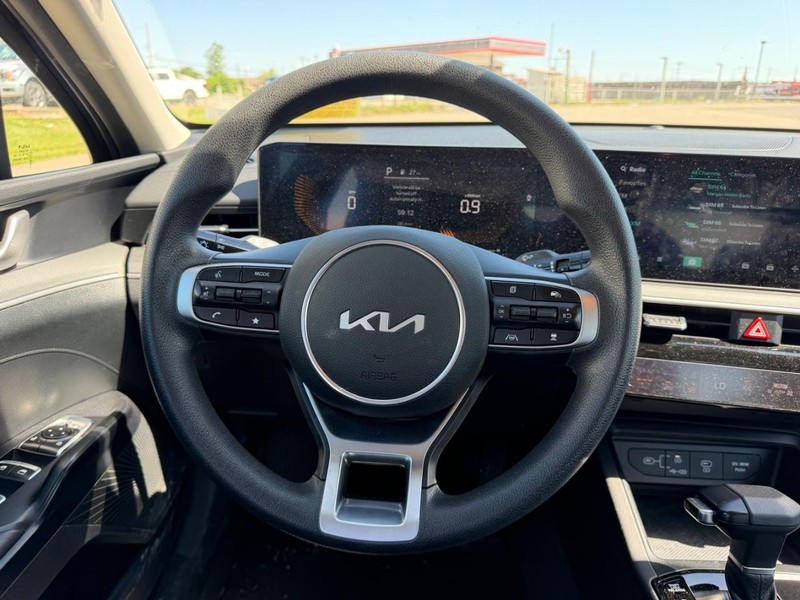 Kia K5 Vehicle Full-screen Gallery Image 9