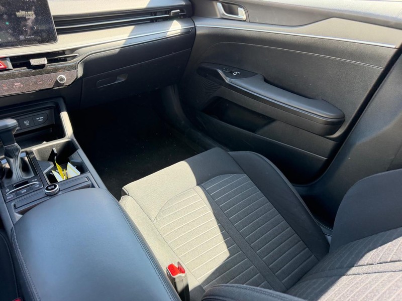 Kia K5 Vehicle Full-screen Gallery Image 15