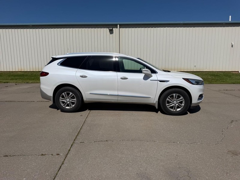 Buick Enclave Vehicle Full-screen Gallery Image 2