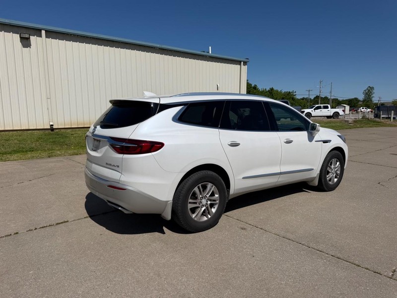 Buick Enclave Vehicle Full-screen Gallery Image 3
