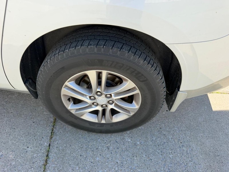 Buick Enclave Vehicle Full-screen Gallery Image 7