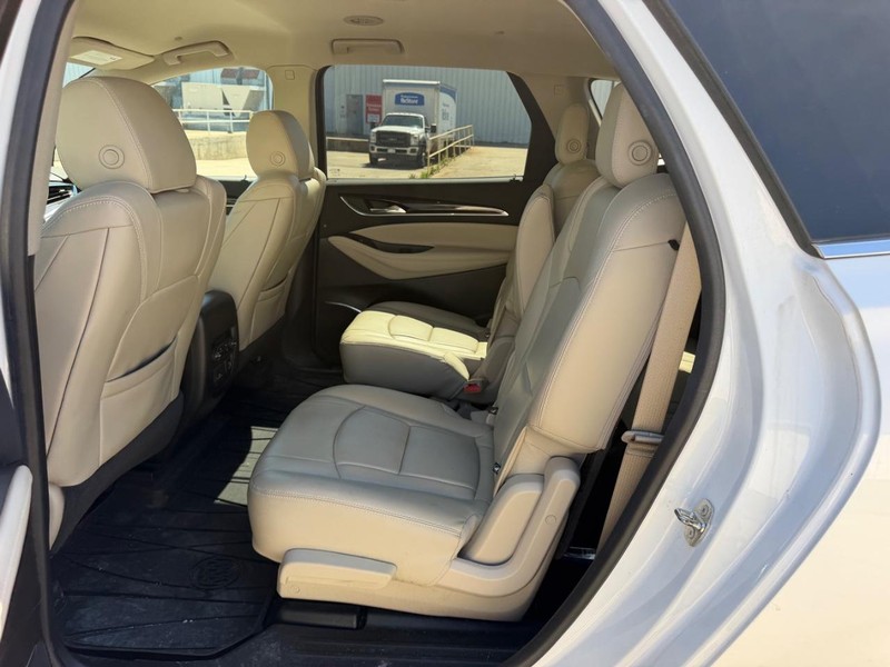 Buick Enclave Vehicle Full-screen Gallery Image 9